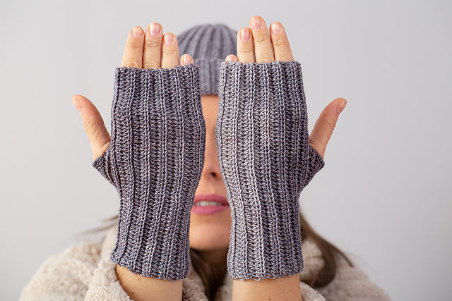 Edgewise Mitts by Nina Holubcova