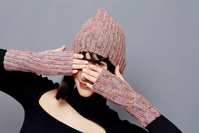 Edgewise Mitts by Nina Holubcova