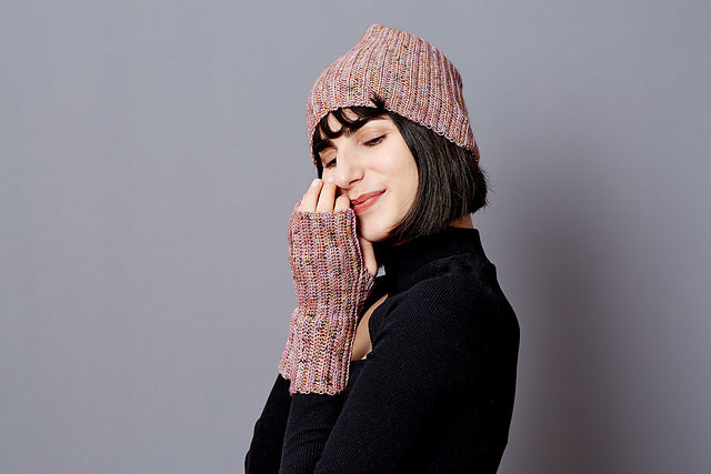 Edgewise Mitts by Nina Holubcova