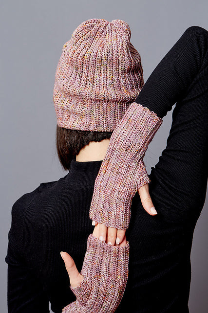 Edgewise Mitts by Nina Holubcova