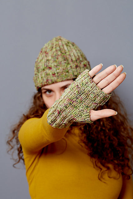 Edgewise Mitts by Nina Holubcova